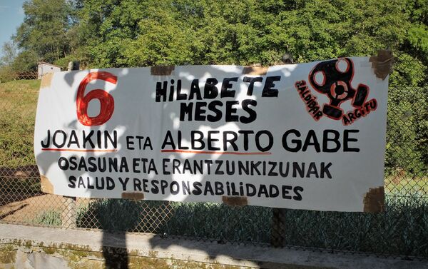 Cartel de protesta por la desaparición de dos trabajadores en el vertedero de Zaldívar, al norte de España - Sputnik Mundo
