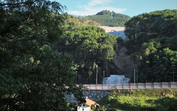 Ladera del vertedero de Zaldívar, al norte de España, donde quedaron sepultados dos trabajadores Ladera del vertedero de Zaldívar, al norte de España, donde quedaron sepultados dos trabajadores - Sputnik Mundo