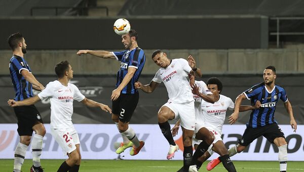 Diego Godin, del FC Inter de Milán, marca un gol de cabeza durante la Líga de Europa - Sputnik Mundo