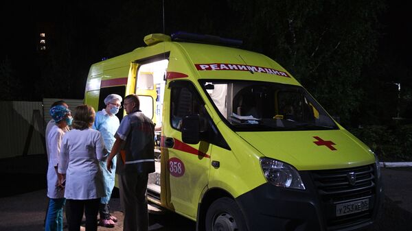 Una ambulancia cerca del hospital de Omsk - Sputnik Mundo
