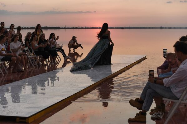 Desfile sobre el agua: un lago rosa acoge la Semana de la Moda de Crimea - Sputnik Mundo
