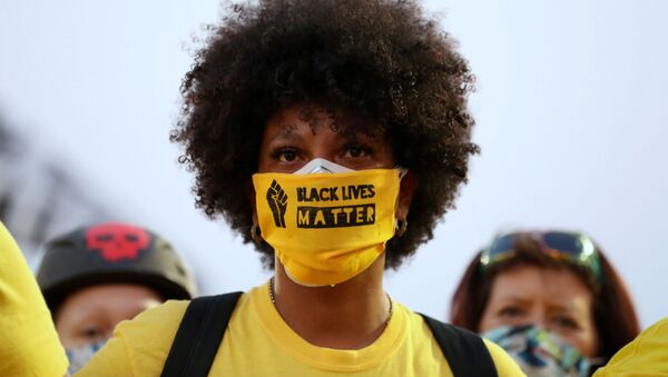 Una chica con un tapabocas donde dice 'Black lives matter'  - Sputnik Mundo