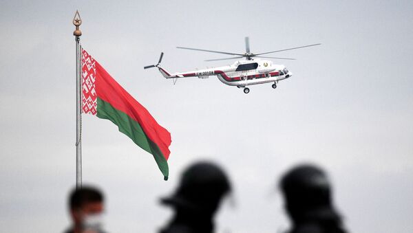 El helicóptero con el presidente Lukashenko vuela sobre Minsk - Sputnik Mundo