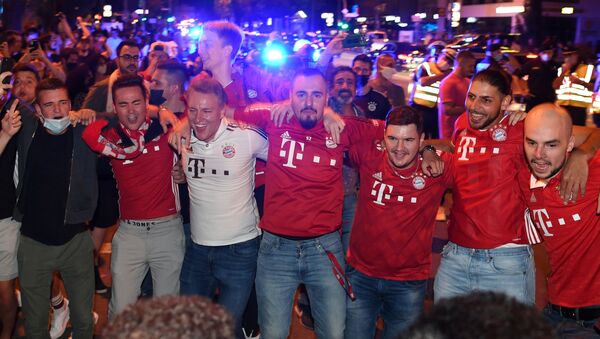 Hinchas del Bayern celebran el triunfo en la Liga de Campeones - Sputnik Mundo