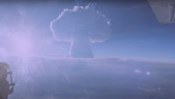 La nube de hongo provocada por la explosión de la Tsar Bomba - Sputnik Mundo
