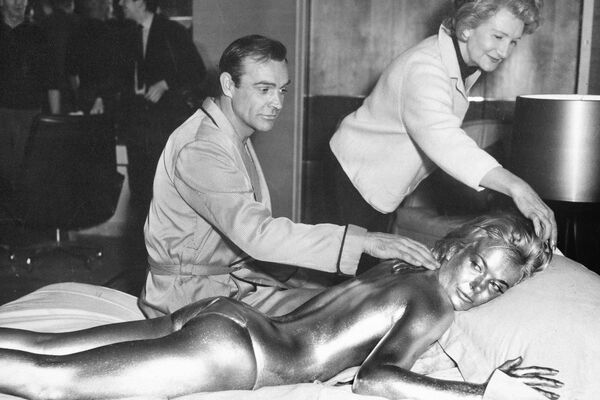 Sean Connery durante la filmación de Dedos de Oro, 1964.  - Sputnik Mundo