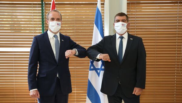 El ministro israelí de Exteriores, Gabi Ashkenazi, y su homólogo británico, Dominic Raab - Sputnik Mundo