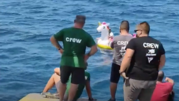 Rescatan a una niña que flotaba en un salvavidas de unicornio por las costas de Grecia  - Sputnik Mundo