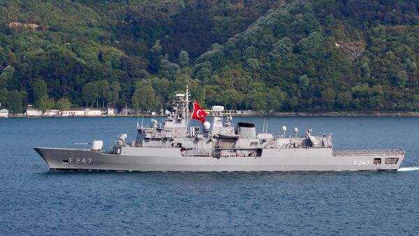 La fragata turca TCG Kemal Reis en el estrecho de Estambul  - Sputnik Mundo