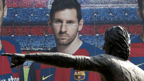 Un cartel de Lionel Messi junto con la estatua de Johan Cruyff en el Camp Nou - Sputnik Mundo