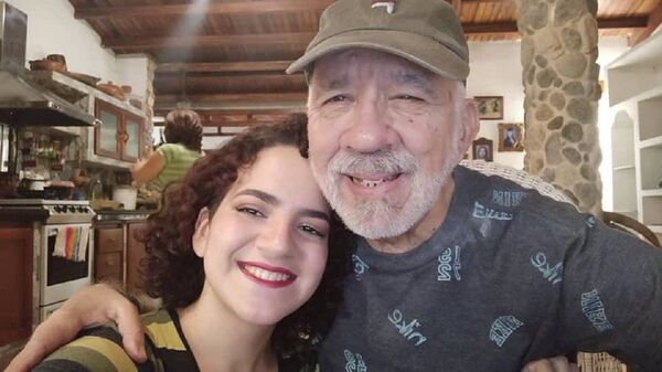 Carlos Lanz junto a su hija Abyayala - Sputnik Mundo