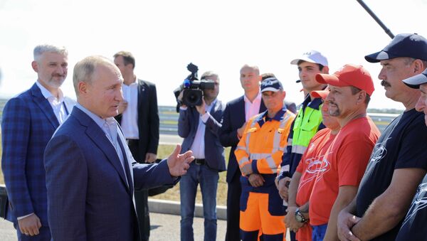 Vladímir Putin, presidente de Rusia, con los contructores de la autopista Tavrida - Sputnik Mundo