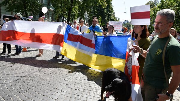 Banderas de la oposición bielorrusa y de Ucrania en una manifestación en Kiev - Sputnik Mundo