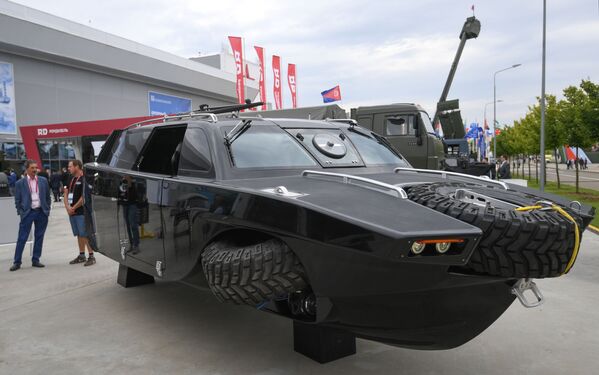 Una nueva Kalashnikov y un auto anfibio: estrenos mundiales del foro militar Army 2020 - Sputnik Mundo