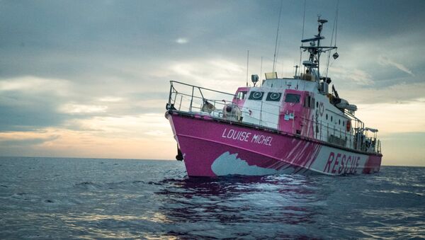 El barco de rescate de migrantes Louise Michel financiado por Banksy - Sputnik Mundo