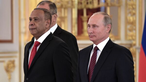Embajador de la República Dominicana en Rusia, José Manuel Castillo Betances, con el presidente de Rusia, Vladímir Putin - Sputnik Mundo