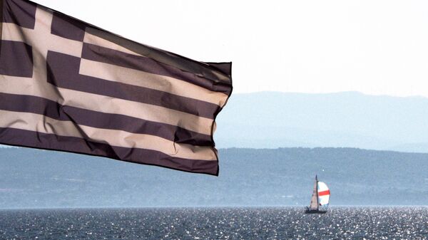 Bandera de Grecia en la costa del mar Egeo - Sputnik Mundo
