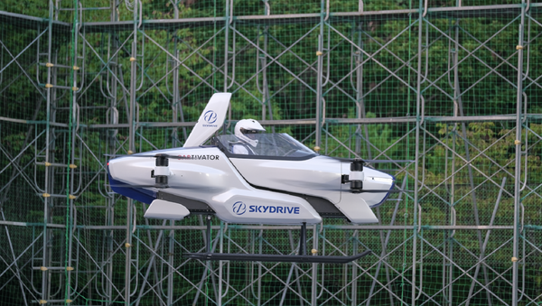El auto volador de SkyDrive con una persona a bordo durante una prueba de vuelo  - Sputnik Mundo