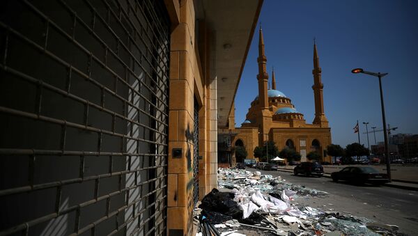 Una mezquita tras la explosión en el puerto de Beirut - Sputnik Mundo