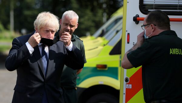 Boris Johnson, primer ministro británico, pone una mascarilla - Sputnik Mundo