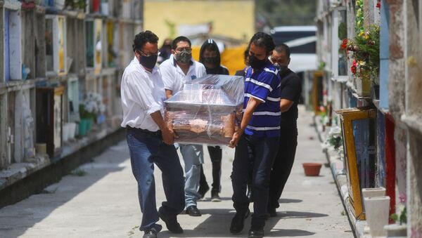 Un funeral durante la pandemia de COVID-19 en México - Sputnik Mundo