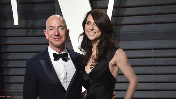 Jeff Bezos y su entonces esposa, MacKenzie, en la alfombra roja de un evento en California el febrero de 2017 - Sputnik Mundo