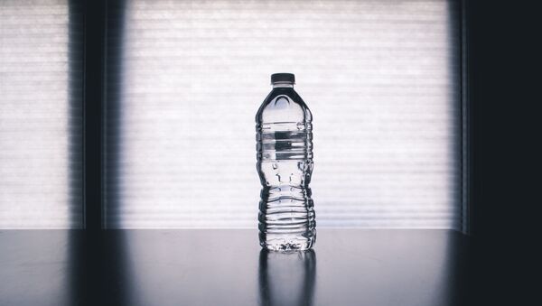 Botella de agua (imagen referencial) - Sputnik Mundo