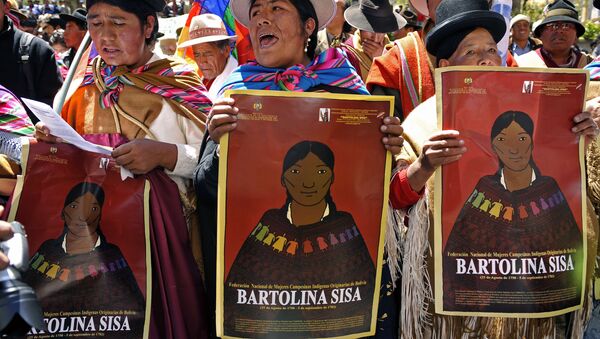Mujeres indígenas bolivianas con un cartel con el rostro de Bartolina Sisa - Sputnik Mundo