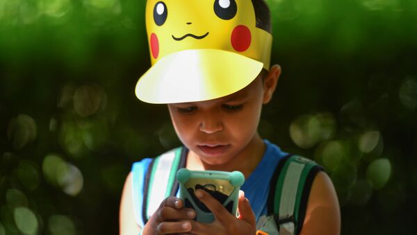 Un niño jugando a Pokémon Go - Sputnik Mundo