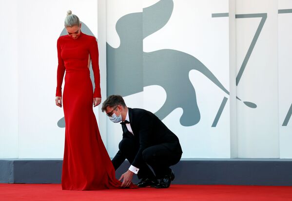 Актриса Ванесса Кирби на красной дорожке Венецианскго кинофестиваля - Sputnik Mundo