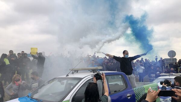 La policía bonaerense realizó manifestaciones con bengalas, ruido de sirenas y pancartas - Sputnik Mundo
