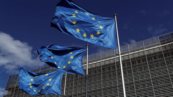 Banderas de la Unión Europea junto a la sede de la Comisión Europea, en Bruselas - Sputnik Mundo