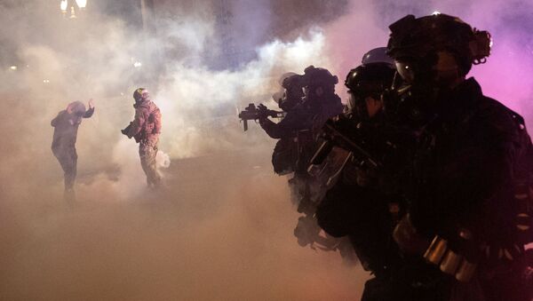 Uso de gas lacrimógeno durante las protestas en Portland, EEUU - Sputnik Mundo