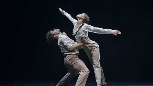 Igor Tsvirkó y María Vinogradova en el 'ballet' 'Fading' por Dimo Milev en el teatro Bolshói - Sputnik Mundo