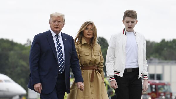 Donald Trump, presidente de Estados Unidos al lado de Melania, su esposa, y Barron, hijo de la pareja - Sputnik Mundo