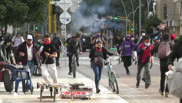 La policía enfrenta a los manifestantes con gas lacrimógeno en Bogotá - Sputnik Mundo