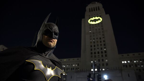 Hombre disfrazado de Batman en un tributo a Adam West en Los Ángeles (imagen referencial) - Sputnik Mundo