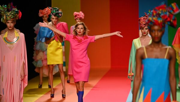 Ágatha Ruiz de la Prada al final de su desfile en la Mercedes-Benz Fashion Week Madrid - Sputnik Mundo