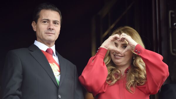 El expresidente de México, Enrique Peña Nieto, y su esposa Angelica Rivera durante la celebración del Día de la Independencia de México en 2018 - Sputnik Mundo