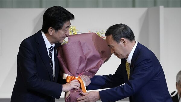 Shinzo Abe (izda.) y Yoshihide Suga (dcha.), políticos japoneses - Sputnik Mundo