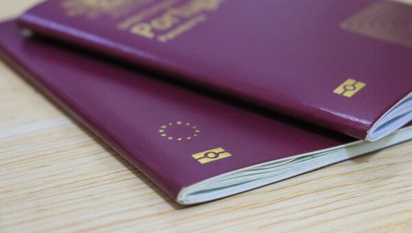 Unos pasaportes de la UE - Sputnik Mundo