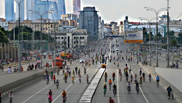 Gente andando en bicicleta - Sputnik Mundo