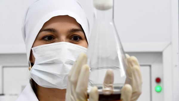 Una médica en un laboratorio de trabajo con antibióticos - Sputnik Mundo