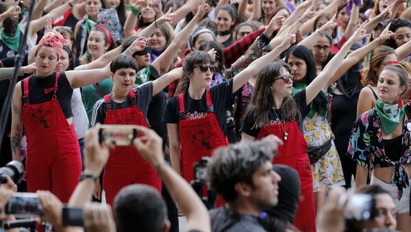 El colectivo feminista chileno LasTesis durante una manifestación en Santiago de Chile - Sputnik Mundo