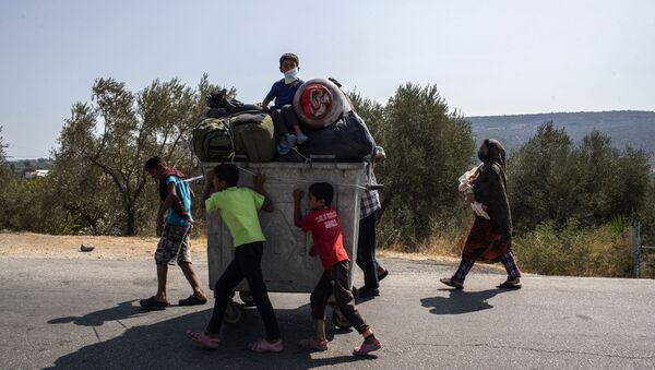 Migrantes del campo de refugiados de Moria, en la isla griega de Lesbos - Sputnik Mundo
