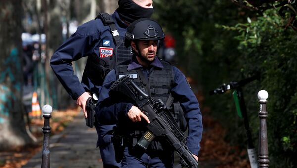 La Policía francesa tras un ataque cerca de las antiguas oficinas de Charlie Hebdo en París - Sputnik Mundo
