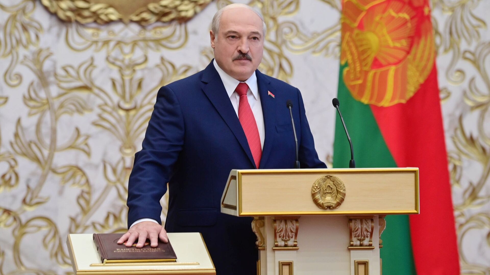 Presidente de Bielorrusia, Alexandr Lukashenko, con la Constitución de la República - Sputnik Mundo, 1920, 27.12.2021