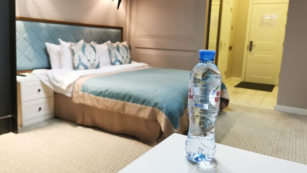 Una botella de agua en una habitación del hotel donde supuestamente envenenaron al opositor Navalni - Sputnik Mundo