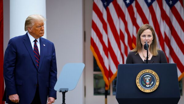 El presidente estadounidense, Donald Trump, y la juez conservadora Amy Coney Barrett - Sputnik Mundo