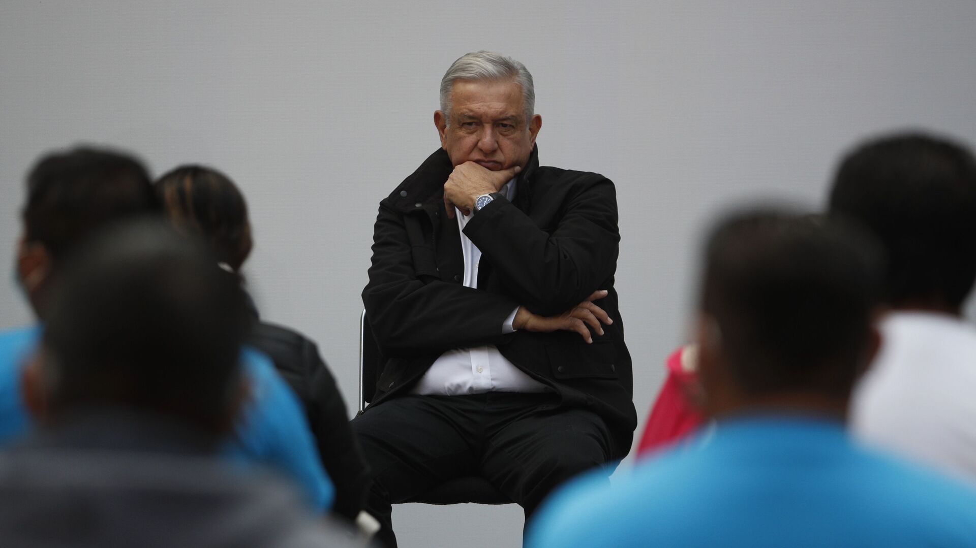 Andrés Manuel López Obrador, presidente de México, durante su encuentro con los familiares de los de los 43 estudiantes de Ayotzinapa, en el Palacio Nacional, el 26 de septiembre de 2020 - Sputnik Mundo, 1920, 30.08.2021